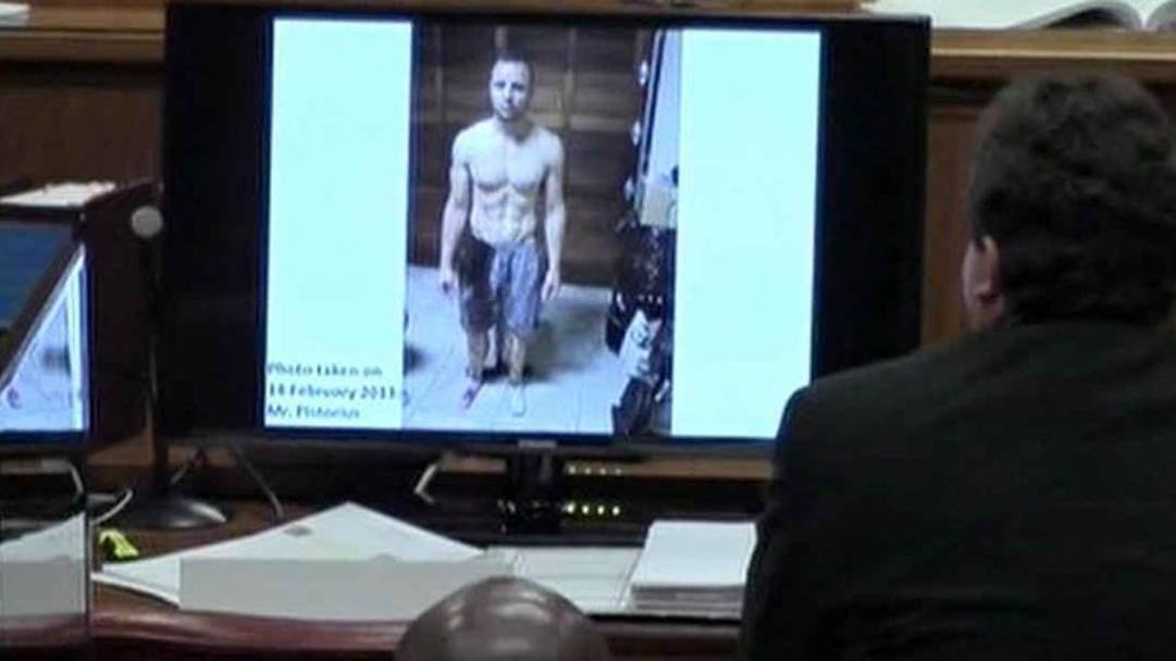 Mostrate oggi al processo le foto scattate dalla polizia pochi minuti dopo la tragedia: Oscar Pistorius senza maglietta e con i pantaloncini sporchi di sangue. LaPresse